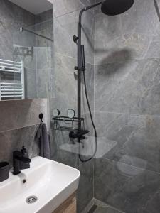 Mocha Suite Modern Beige Apartment with Parking & EV CHRG