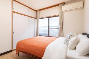 Bright and Airy Japanese House with Private Garden Up to 6 Guests Near Tsutenkaku Tennoji Zoo