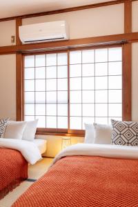 Bright and Airy Japanese House with Private Garden Up to 6 Guests Near Tsutenkaku Tennoji Zoo