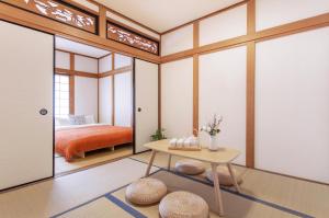 Bright and Airy Japanese House with Private Garden Up to 6 Guests Near Tsutenkaku Tennoji Zoo