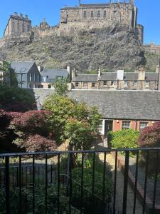 Grassmarket Superb studio with Castle view kitchen and shower room