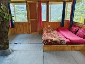 Jibhi Pine Nature Tree house