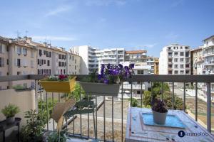 Charming studio with balcony in the heart of the Libération district