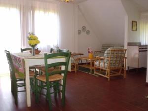 Spacious stay for families steps from the beach