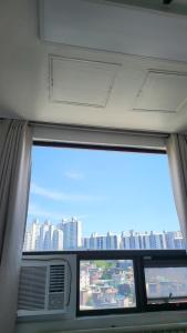Mapo Station 2min, Spacious 2 Rooms, Queen Bed, 15min to Hongdae, Yeouido, Gwanghwamun by Subway