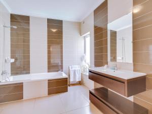 Villa Monica with Private Pool and Jacuzzi