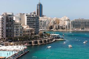 Luxury 3BR SeaView Residence in Balluta Building