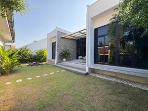 Noir Blanc Modern Villa