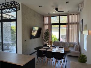 Noir Blanc Modern Villa