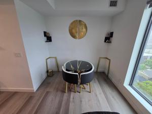 Breath Taking View-TopFloorPHaccess-DTskyline-2BR2WR-5Guest