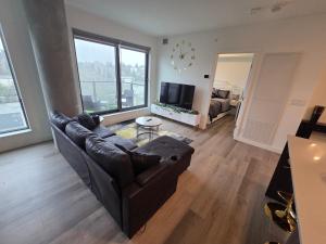 Breath Taking View-TopFloorPHaccess-DTskyline-2BR2WR-5Guest