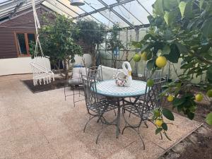 LOasis des Falaises, serre tropicale, piscine et grand jardin