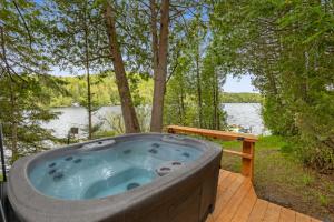 Le Toujours Heureux avec SPA, waterfront, and dock