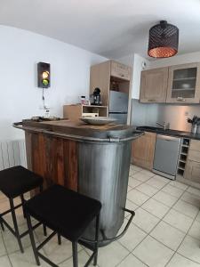 Appartement bord du canal avec piscine et parking couvert