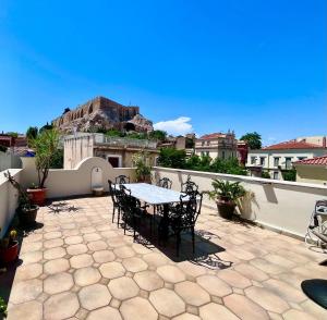 New 2BR Under the Acropolis apartment