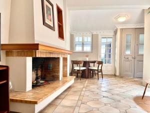 New 2BR Under the Acropolis apartment
