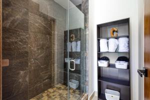 Modern studio with rooftop lounge, pools, gym, pickleball & Netflix access