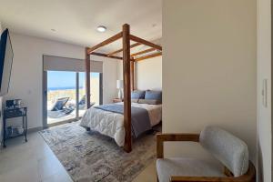 Modern studio with rooftop lounge, pools, gym, pickleball & Netflix access