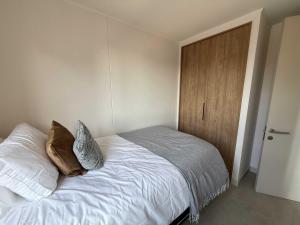Cozy 2BR Escape for Three in Vibrant Nunoa