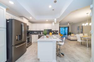 3BR Storey Lake Condo Lake View 3150-308BR