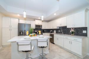3BR Storey Lake Condo Lake View 3150-308BR