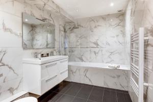 Home 4-Bedroom by Buttes Chaumont - 12 Guests
