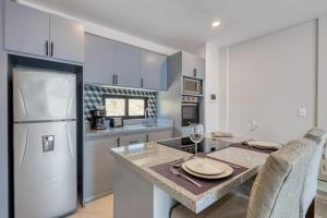 Loft close to the ocean with rooftop infinity pool, balcony & gym - dog-friendly