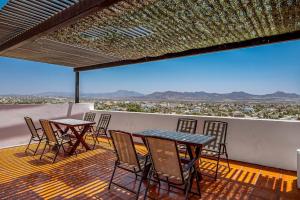 Loft close to the ocean with rooftop infinity pool, balcony & gym - dog-friendly