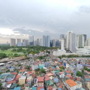 2BR Suite Ridgewood near NAIA Terminal 3, BGC and Venice with Pool, WIFI and Netflix