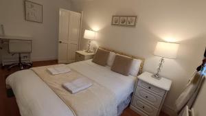 Stunning Modern Cozy 5 star 3 bedroom house-Free Parking Greater London Metro Stations hosted by Tony
