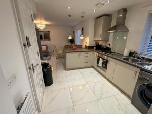 Stylish 3BR House Garden, Parking & Self Check-In