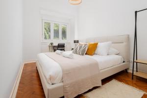3db- Walk Everywhere from This Bright and Stylish Lisbon Apartment in an Exceptional Location
