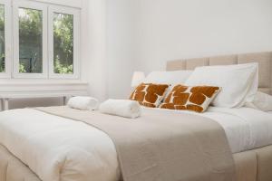 3db- Walk Everywhere from This Bright and Stylish Lisbon Apartment in an Exceptional Location