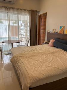Spacious villa with pool in Lamay