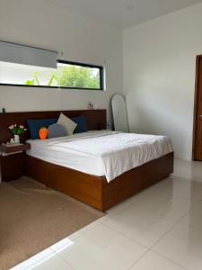 Spacious villa with pool in Lamay