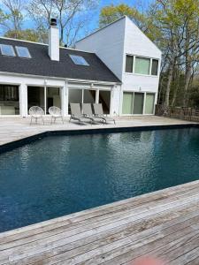 East Hampton 5BR Luxury Home with Heated Pool, Sauna Wine Room Near Beaches Stay