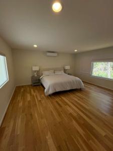 East Hampton 5BR Luxury Home with Heated Pool, Sauna Wine Room Near Beaches Stay