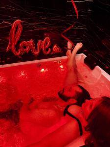007 Loveroom Secrète Balnéo privée Cinéma 4K