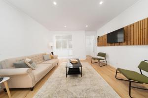 2eb- Beautifully Designed Lisbon Apartment in the Heart of the City, Bright, Stylish and Inviting I Soar Home Apartments I