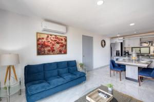 Dog-friendly hotel suite with ocean-view rooftop infinity pool, central AC & gym