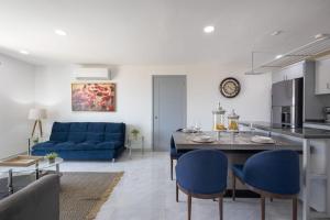 Dog-friendly hotel suite with ocean-view rooftop infinity pool, central AC & gym