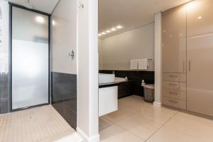 Beautiful Sea Views, Pool & BBQ - Iconic View Green Point