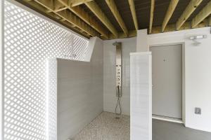 Beautiful renovated 2 Bedroom 2nd floor Condo 2 blocks to the beach and bay