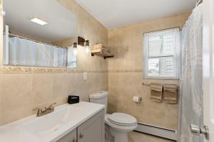 Beautiful renovated 2 Bedroom 2nd floor Condo 2 blocks to the beach and bay