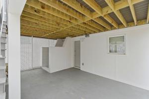 Beautiful renovated 2 Bedroom 2nd floor Condo 2 blocks to the beach and bay