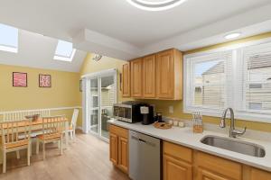Beautiful renovated 2 Bedroom 2nd floor Condo 2 blocks to the beach and bay