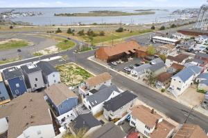 Beautiful renovated 2 Bedroom 2nd floor Condo 2 blocks to the beach and bay