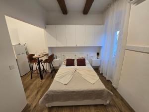 Studio apartment KIKI for 2, near Old Town & Beach, free WiFi