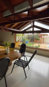 Casa com piscina próxima ao Shopping CG