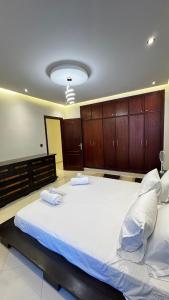 Sea View & Balcony, 3BR, Large Modern Apartment, City Center